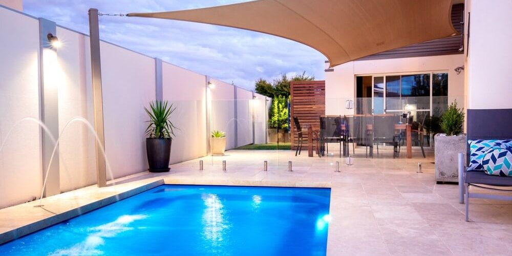 Pool Guide House with swimming pool and water feature