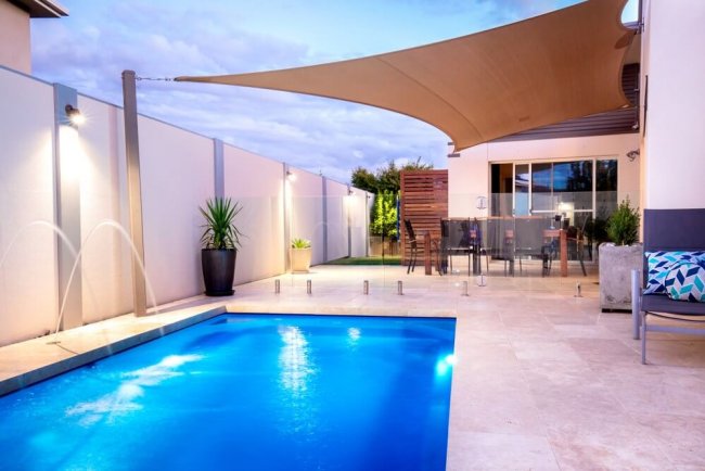 Pool Guide House with swimming pool and water feature